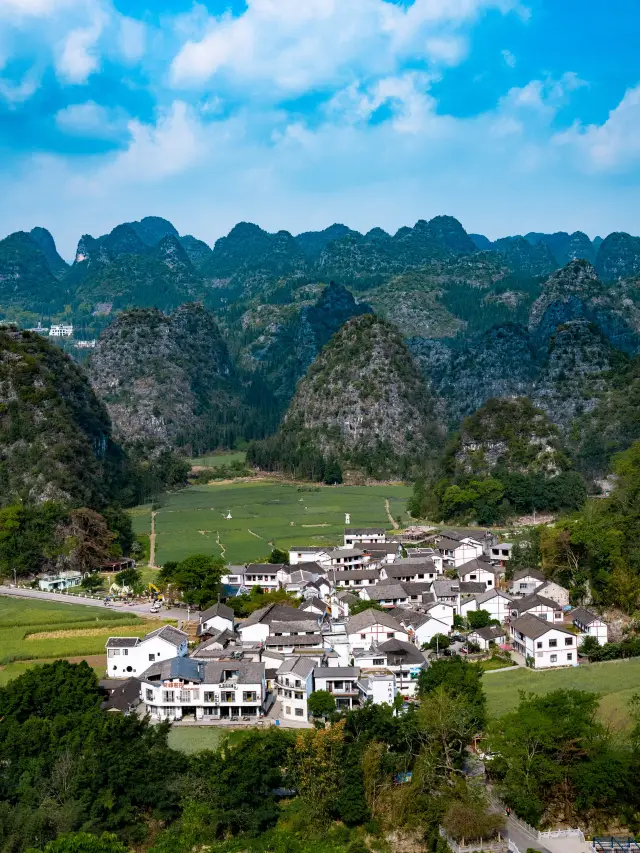 The common people of Xingyi are unaware, only here do the peaks form a forest