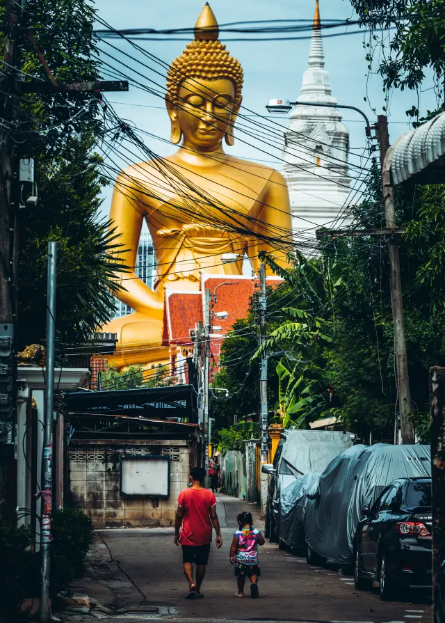Thailand | Visit the iconic Wat Traimit Withayaram and its Great Buddha for free
