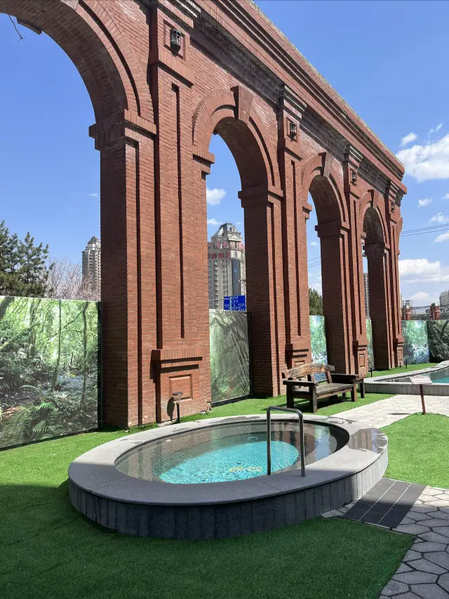 You can enjoy the hot springs in Harbin for just 30 yuan