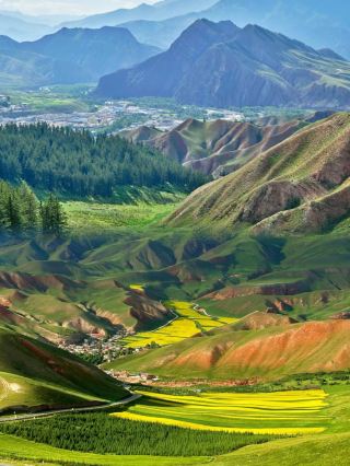 You must visit this place in June! It's stunningly beautiful!!