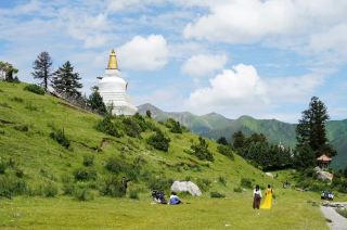 Yulong Lacuo is picturesque