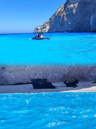The jelly sea of Zakynthos really shocked me, it's so beautiful that it doesn't look real