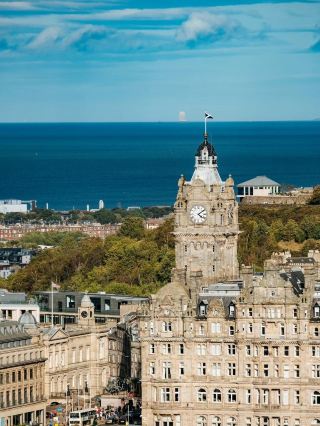 🇬🇧 Magnificent view - overlooking the beauty of the city from Edinburgh Castle