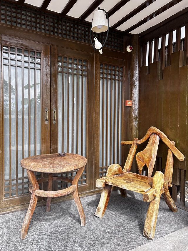 麗江古城民宿-窗外亭台軒榭。