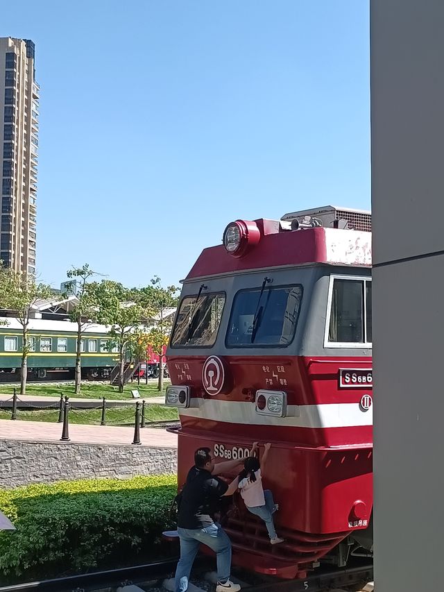 廣州鐵路博物館與濱水公園。