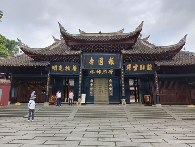 四川旅遊 | 開門見山第一寺–峨眉山報國寺。