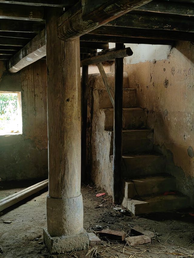 廣西鹿寨三排村古戲台。