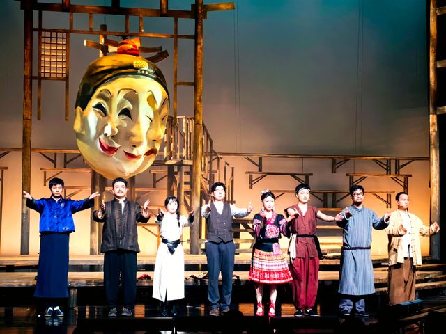 舞台上也有西部大戲了。 舞台上也有西部大戲了。