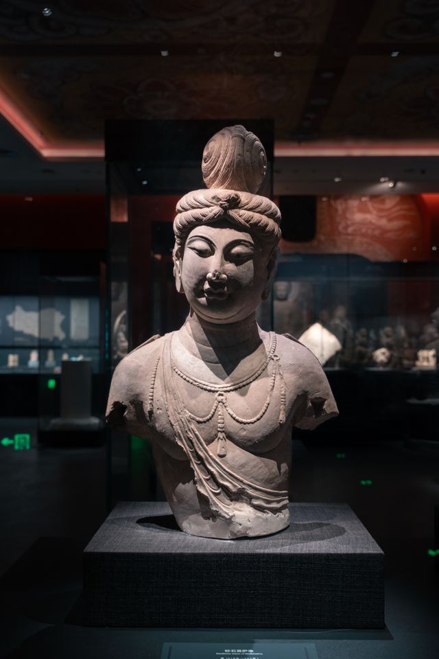 邯鄲博物館裡的響堂山石窟。