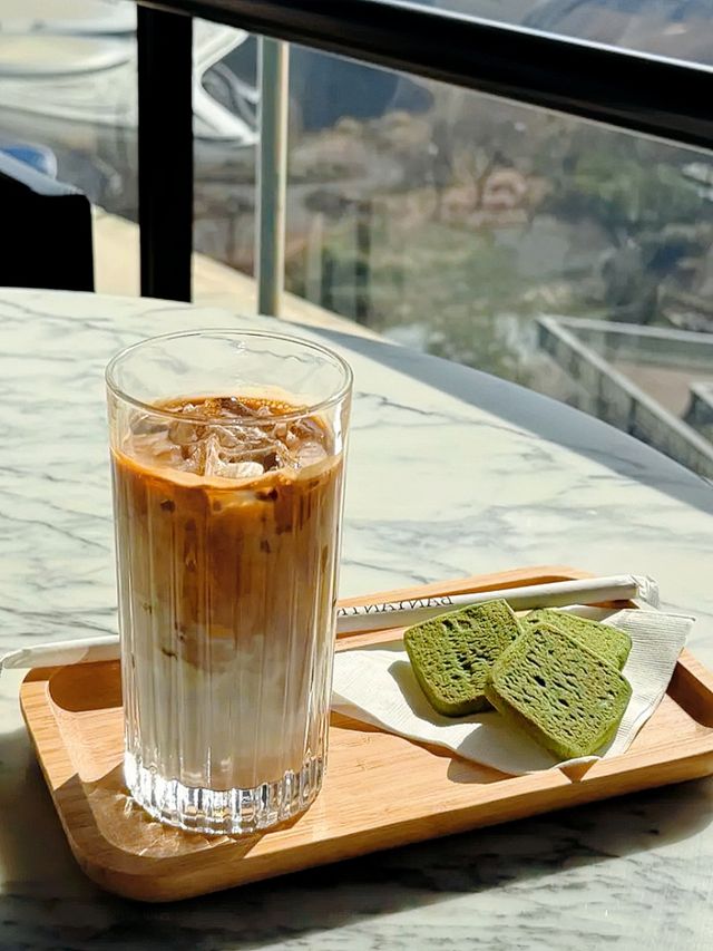 窗外這抹景色真的留住了我！又待了三天！