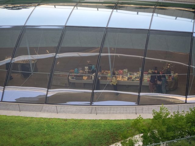打卡上海博物館東館嘅室外螺旋人行步道