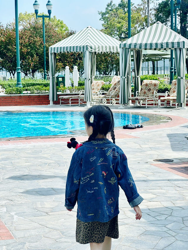 帶女兒去迪士尼吧！🏰 今次來港迪，依然選擇住園區酒店～上兩次在上海住過樂園酒店同玩具總動員酒店，今次揀咗香港迪士尼探索家酒店，體驗超讚！
