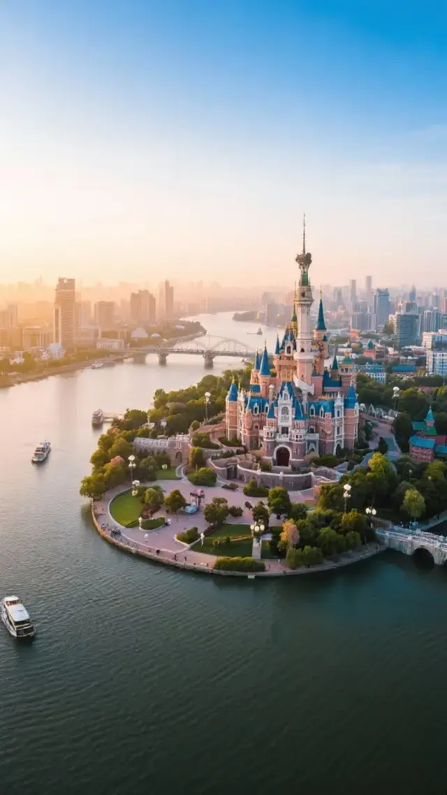 3 Days 4 Nights Exploring Shanghai   Total Budget: About 5800-6200 RMB/person (cheaper if shared by two people)  Day 1: