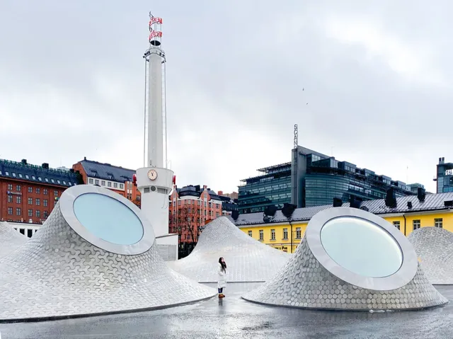 芬蘭這個美術館就像是廣場上平地冒出的泡泡