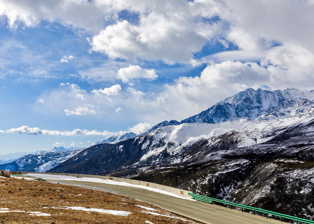 雪山之眸：野馬海子與貢嘎山系的冬日對話