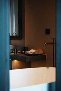 喺西安!!住到咗超chill嘅酒店 就喺西安回民街轉角位 鬧中取靜 水泥同原木嘅溫柔碰撞好鍾意呢