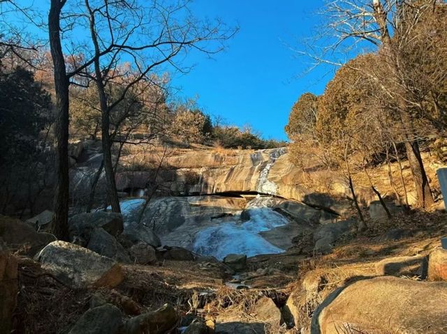 泰山紅門冬日冰瀑奇觀,二十米冰掛晶瑩奪目 泰山紅門冬日冰瀑奇觀,二十米冰掛晶瑩奪目