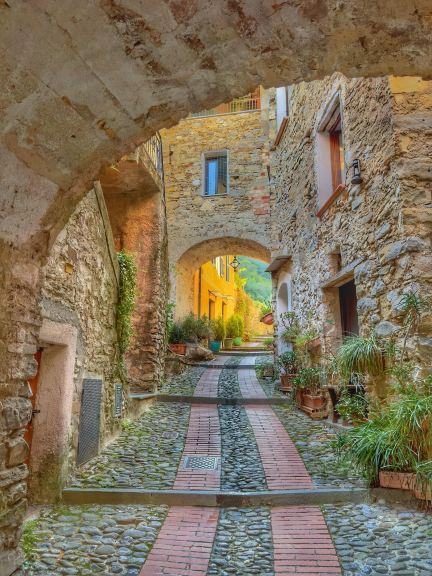 イタリアのモネの絵に隠された中世の古い町！五つの漁村よりも癒される