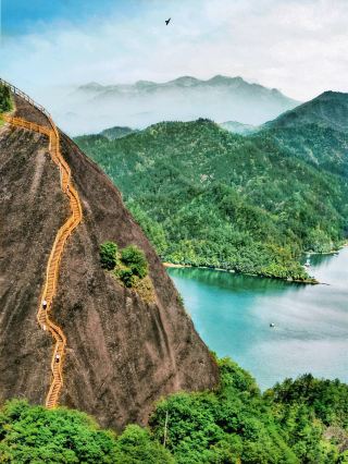 交通案内：銅鼓県城から出発し、S222省道を走行、木杉河大橋を渡った後左折して九竜湖景区に入ります。景区内の道路を約