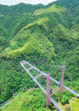 雲の上を歩き、心の内を山々に語りかける—灵江源
