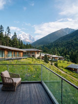Escape to a secret cloud realm and relax in the wilderness with summer temperatures of 20℃. It's absolutely amazing