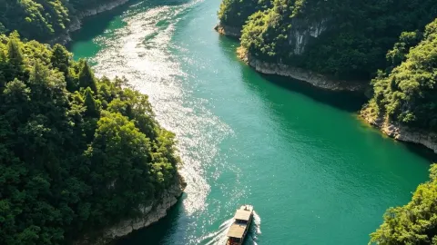 Yichang Qingjiang Gallery Summer Guide | Relax on a boat and step into a Tujia ink-wash landscape. Want to escape the summer heat? Qingjiang Gallery is a hidden gem for cooling off, with a cool breeze — traveler post in Changyang