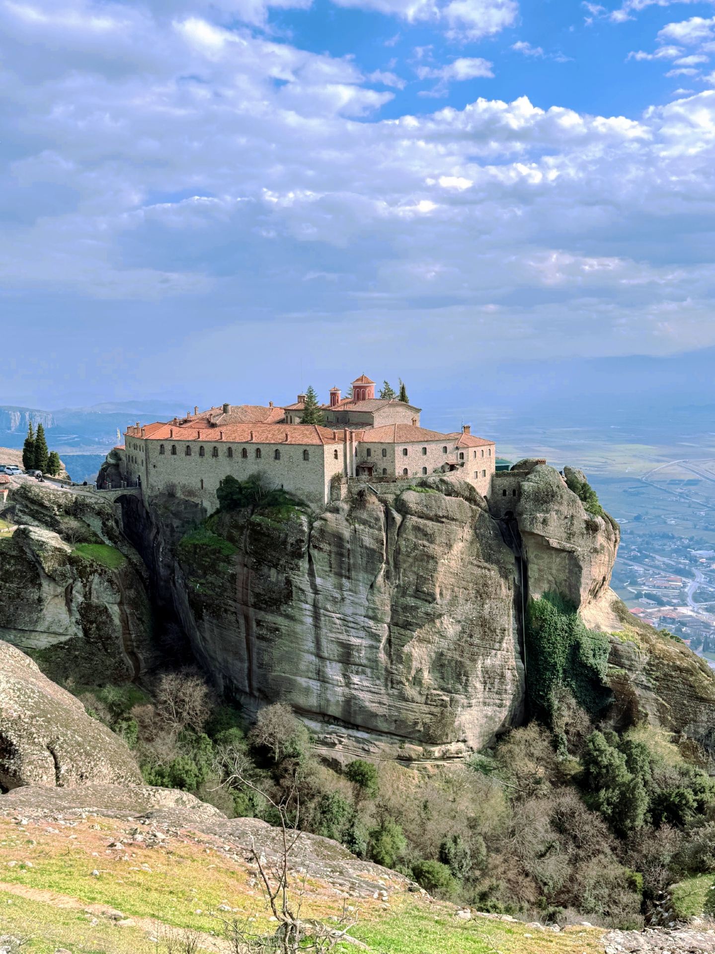 Meteora, thành phố trên bầu trời, là một nơi hẻo lánh và hoang vắng.