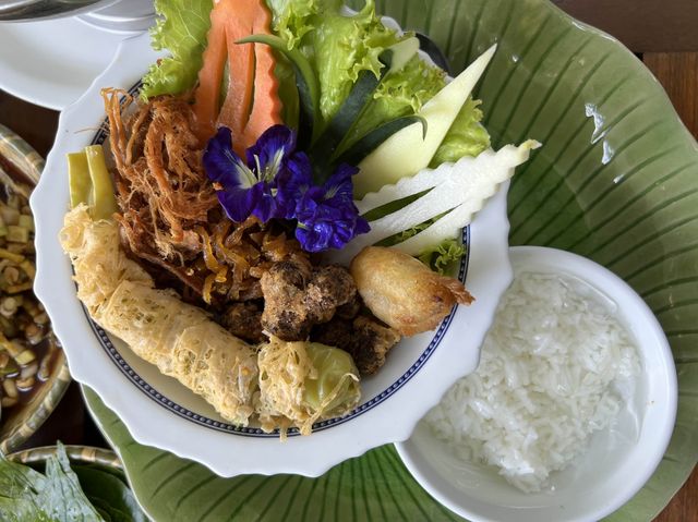 ร้านอร่อย บรรยากาศเหมือนทานในป่า ร่มรื่นมาก