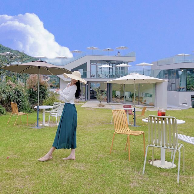 울산 울주군 카페 수피아 잔디 정원과 파라솔, 모던한 건물 외관
