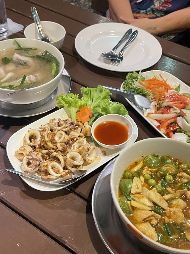 ครัวร่มไม้ชายน้ำ