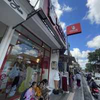 冰淇淋跟茶，出現在烏布主街，一客霜淇淋，只要8000，Mixue