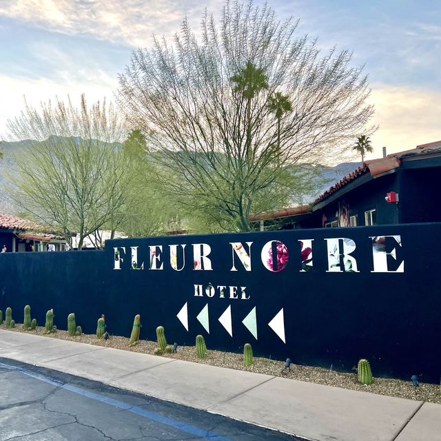 Fleur Noire Hotel โรงแรมบูติคใน Palm Spring, CA.
