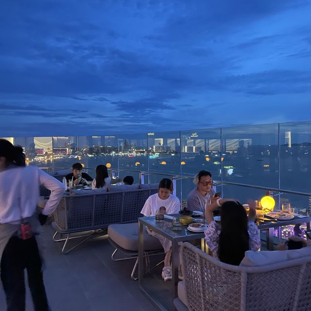 泰國芭提雅｜新開太空主題酒店頂樓嘅酒吧餐廳🇹🇭