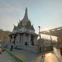 สักการะศาลหลักเมืองกรุงเทพมหานคร