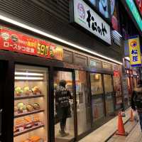 札幌　札幌観光　ススキノど真ん中　松のやロースかつ定食大満足！