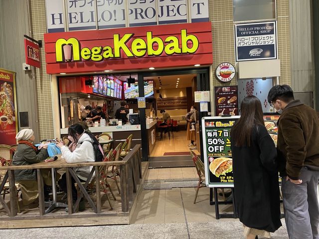 愛知・名古屋。大須観音商店街のアジアンチックな一角にあるケバブ屋さん『メガケバブ 大須1号店』