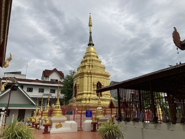 ‘วัดหมื่นเงินกอง’ เดินชมวัดสวยพร้อมขอสิ่งมงคล