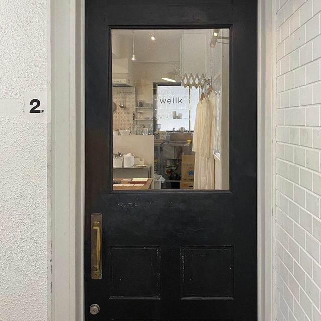 東京奶油白色的咖啡店，蛋糕好好吃！