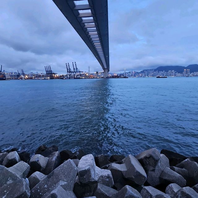 巨型橋底下看海景別具一番風味
