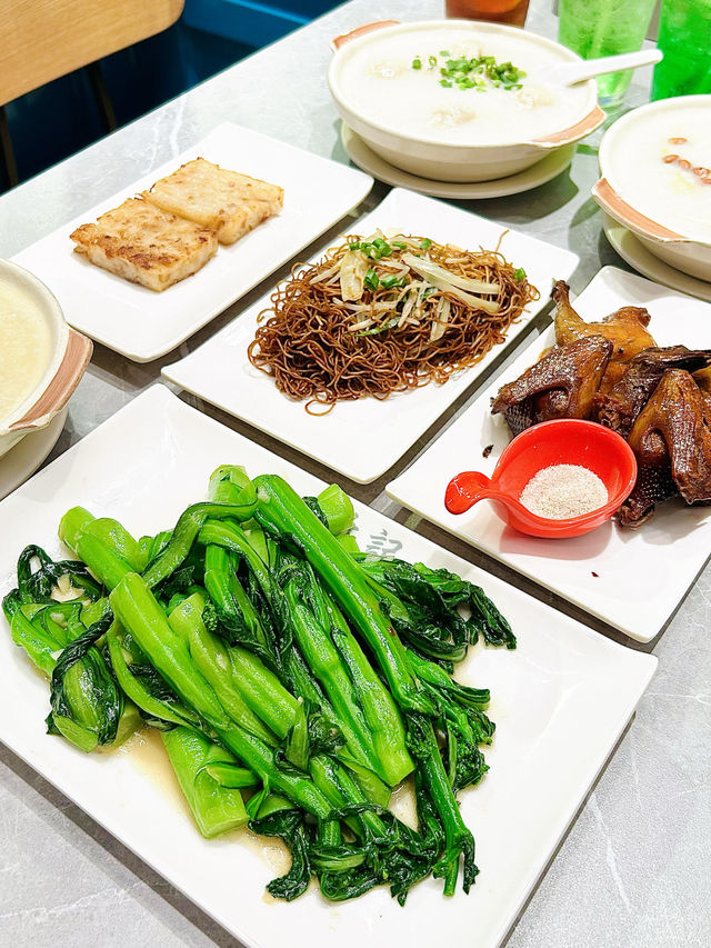 「新記食熱辣辣既生滾雞粥，必食之選」
