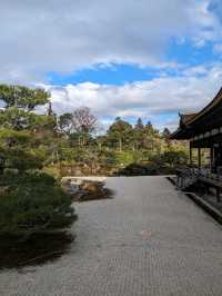 世界遺産【仁和寺】のニ王門は、２体の金剛力士像達に護られている