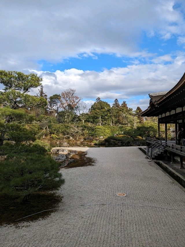 世界遺産【仁和寺】のニ王門は、２体の金剛力士像達に護られている