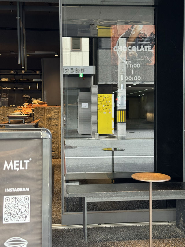 【大阪/心斎橋】黒を基調としたチョコドリンク専門店