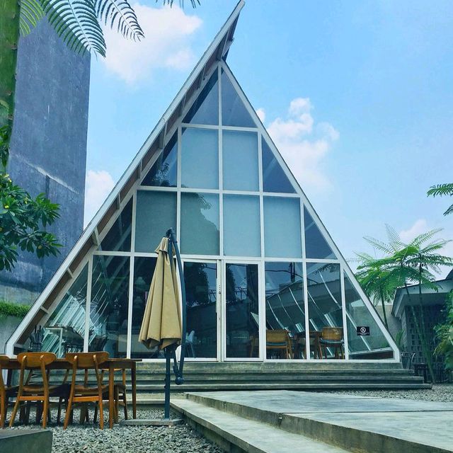 SRGITIGABERMUDA | Triangular-roofed café