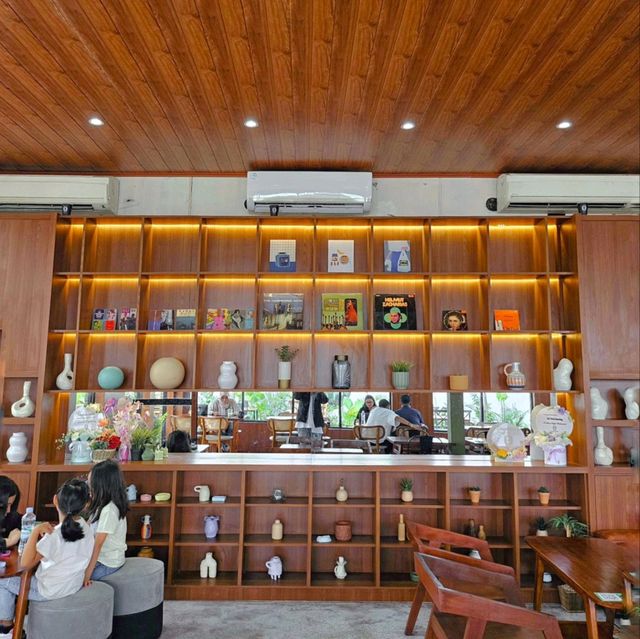 BUN KOPI | IT HAS A SPACIOUS AREA WITH BOTH INDOOR & OUTDOOR SEATING