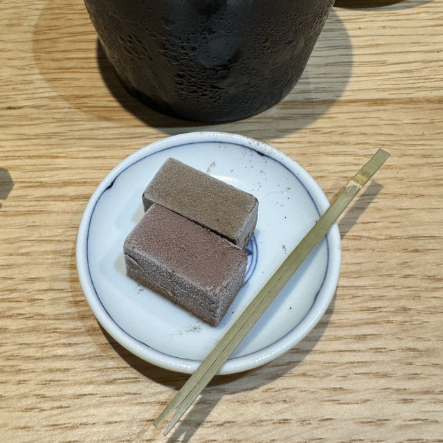 ご飯の上に豆腐が丸ごと一丁のった夏限定とうめし