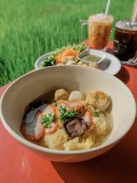 โรงหมี่หอมหวล 🍜 ร้านบะหมี่รสชาติดีริมชายทุ่ง 