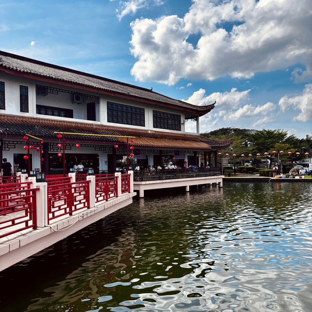 "Malaysia-China Friendship Park: Stunning Scenery and Impressive Architecture"