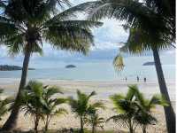 ไก่แบ้ รีสอร์ท สระว่ายน้ำสวยมาก ติดริมทะเล 🌊🌴