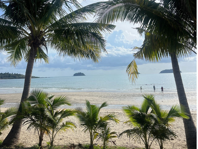 ไก่แบ้ รีสอร์ท สระว่ายน้ำสวยมาก ติดริมทะเล 🌊🌴